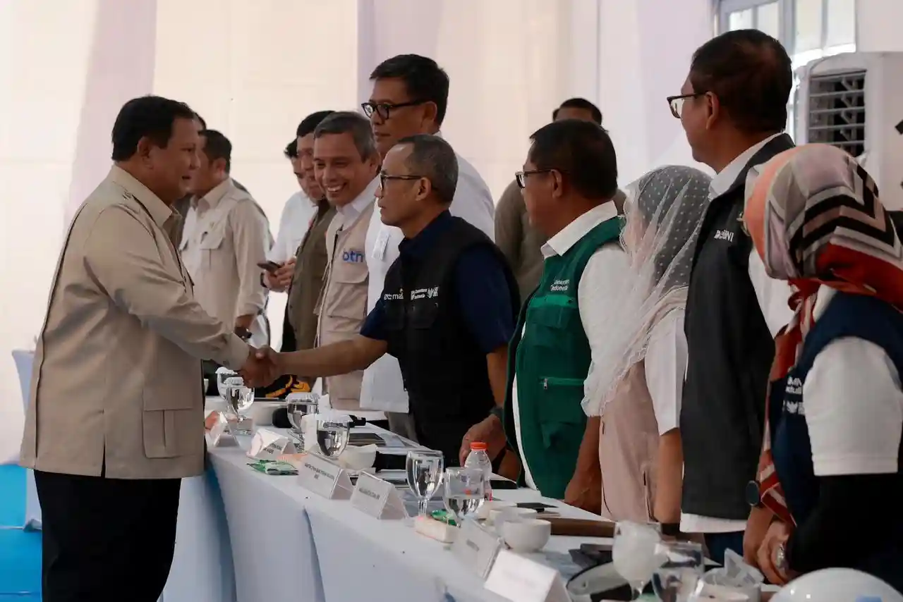 Presiden Prabowo Subianto tinjau langsung pembangunan Huntara untuk masyarakat terdampak bencana di Aceh, Bank Mandiri ambil bagian dari sinergi BUMN. Foto: dok. Bank Mandiri 