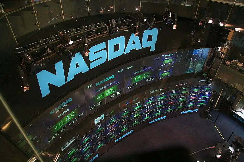 Ilustrasi: Layar menampilkan salah satu indeks saham di Wall Street, NASDAQ. (Foto: Wikimedia Commons)