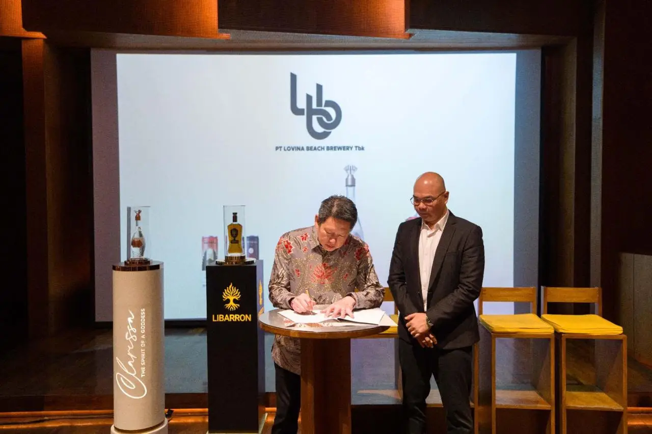  Penandatanganan nota kesepahamandengan Lester Boey dari Evergrowth Investment Pte Ltd sebagai mitra strategis luar negeri untuk mendukung ekspansipasar internasional. Doc. STRK