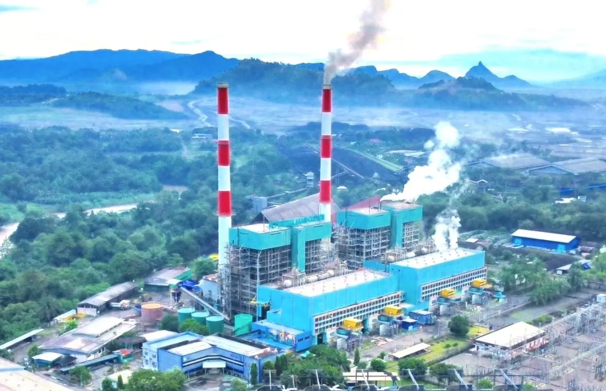 Pemandangan PLTU Bukit Asam di Sumatera Selatan. Pembangkit listrik berbahan bakar batu bara ini menjadi salah satu penopang pasokan listrik nasional. Foto: IG @wijayadiunggak