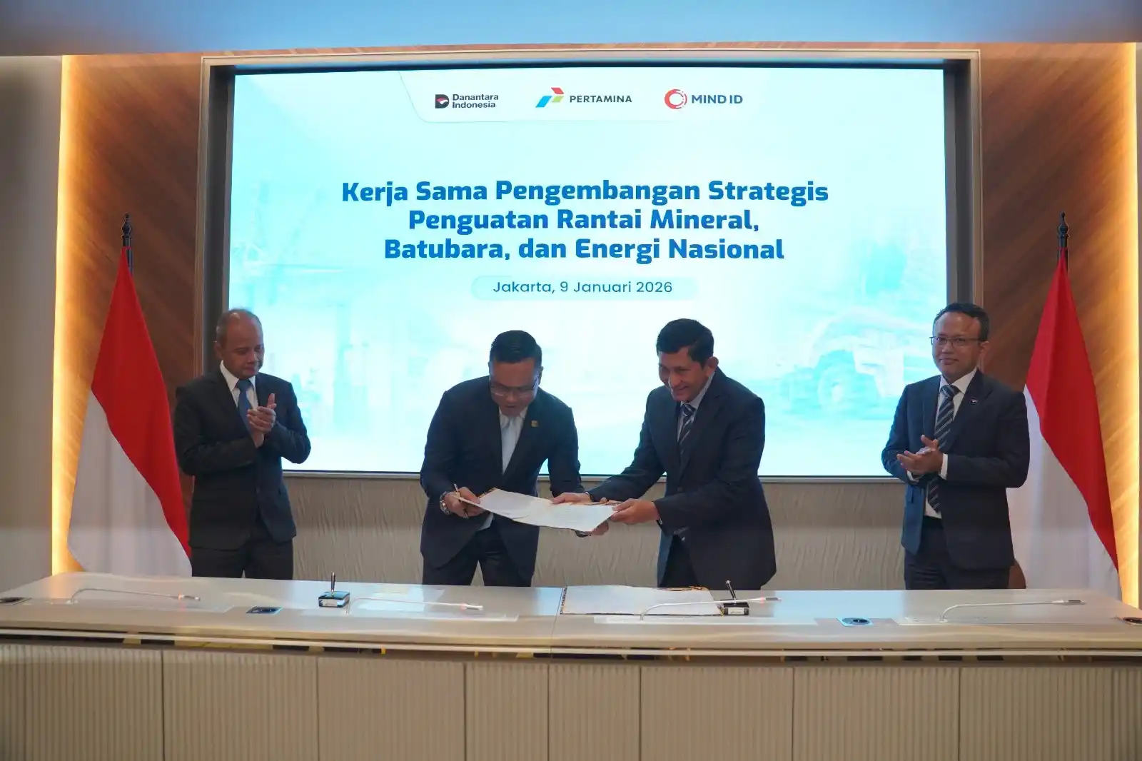 Jajaran Direksi MIND ID dan PT Pertamina Persero seremonial melakukan kerja sama pengembangan strategis  rantai mineral, Batu Bara dan energi nasional. Doc. MIND ID
