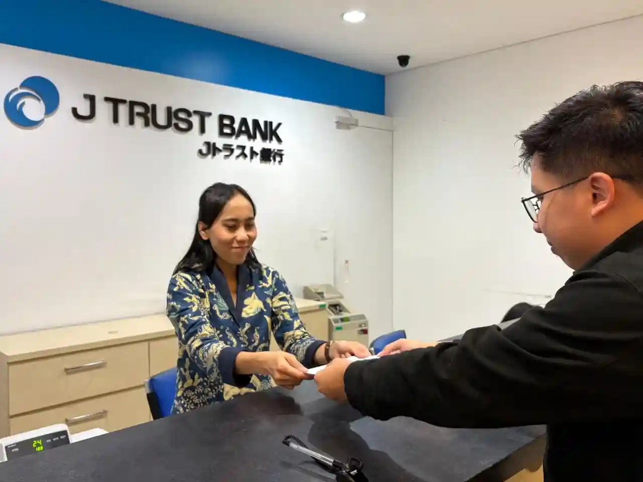 Ilustrasi pelayanan di Bank JTrust. Foto: Dok Perusahaan.