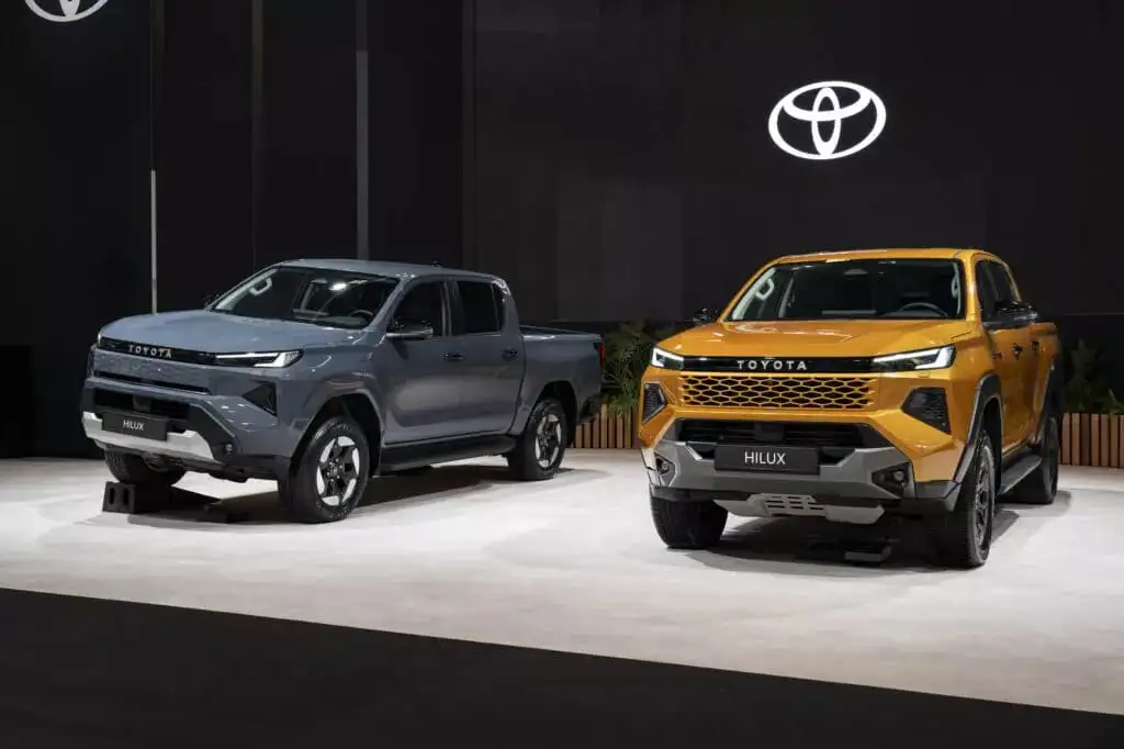 Toyota Hilux BEV dan Hilux Hybrid (kanan) siap meluncur tahun ini. Berikut pembaruannya. Foto: Carscoops