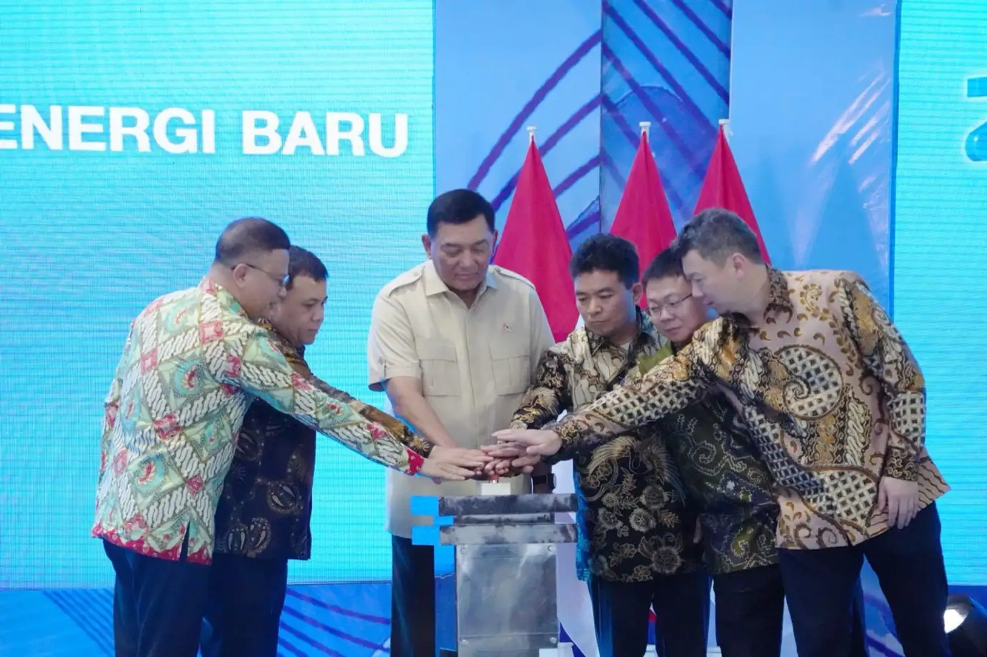 Sejumlah pejabat pemerintah pusat dan daerah bersama jajaran manajemen PT Anugerah Barokah Energi Baru dan CNGR menekan tombol peresmian operasional pabrik Ternary Precursor berbasis nikel di Kawasan Ekonomi Khusus Setangga, Kalimantan Selatan, Selasa (13/1). Peresmian ini menandai dimulainya penguatan hilirisasi nikel Indonesia dalam rantai pasok industri baterai global. Foto: Dok. Dewan Nasional Kawasan Ekonomi Khusus.