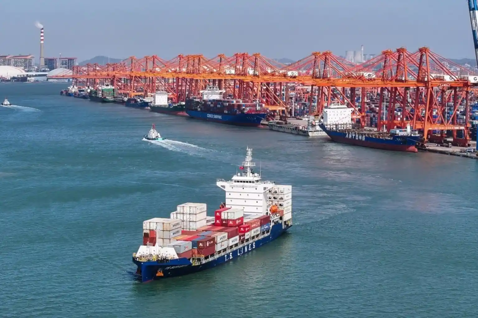 Surplus dagang China tembus USD1,2 triliun pada 2025. Ekspor melonjak ke Asia, Afrika, dan Eropa, memicu risiko gesekan dagang global. Foto: Xinhua