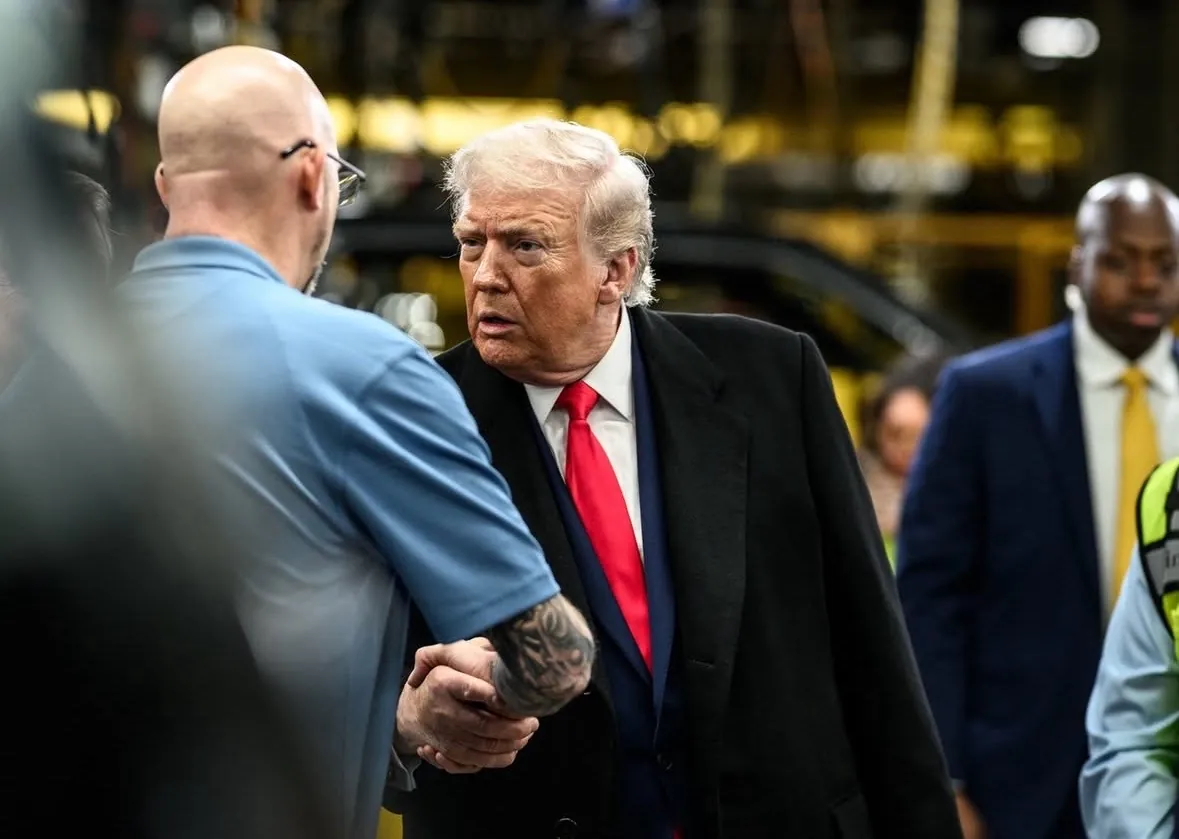 Trump kembali mengancam lewat tarif impor demi menekan Iran. Langkah ini berisiko memicu perang dagang baru dan mengguncang pasar global. Foto: IG @potus