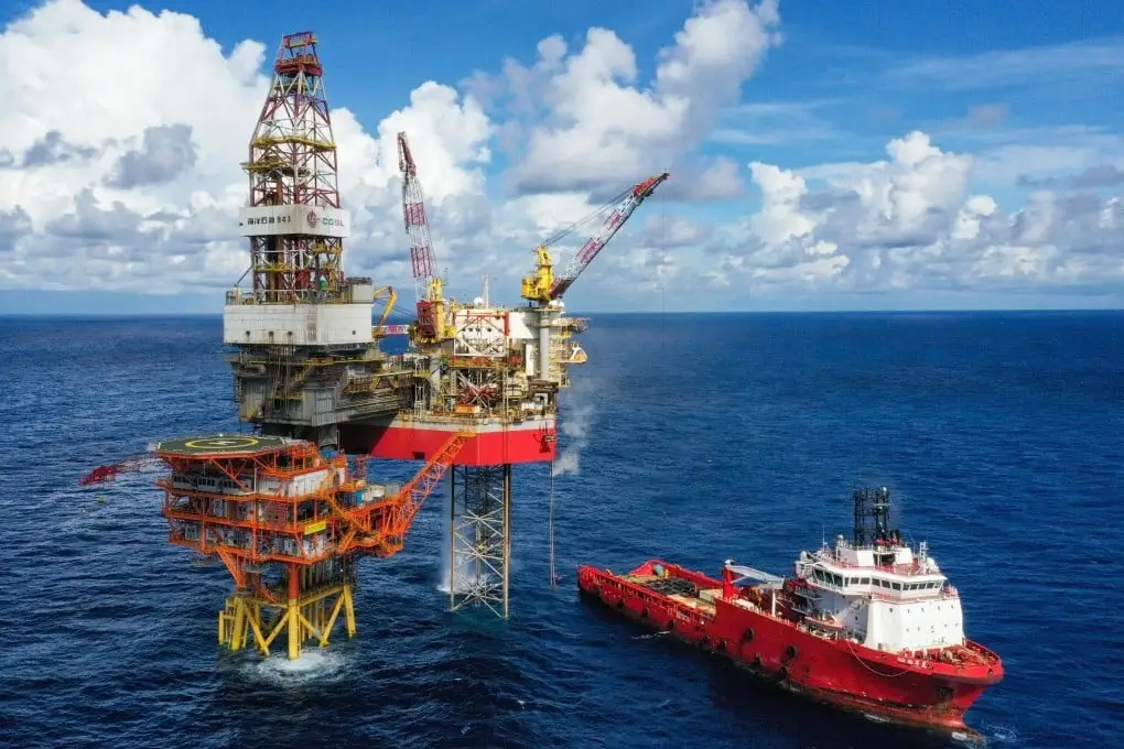 Harga minyak dunia berbalik melemah setelah Trump menyebut situasi Iran mereda. Ketegangan geopolitik, stok AS, dan pasokan Venezuela jadi sorotan. Foto: CCTV via SCMP