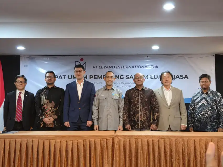  Dari kiri ke kanan. Jajaran Direksi dan Komisaris baru PT Leyand International Tbk (LAPD) setelah masuknya PT JSI Sinergi Mas sebagai pengendali: Direktur Bambang Rahardja Burhan, Achmad Rifky, Hong Shieh Yung, Travis dan Direktur Utama: Jamal Abdul Nasir Bamadhaj, lalu Jajaran Komisaris  yaitu Sayid Muhammad Riyadh Komisaris Utama, Tan Siok Sing Komisaris dan Komisaris Independen Thauriq Anwar. Dok LAPD