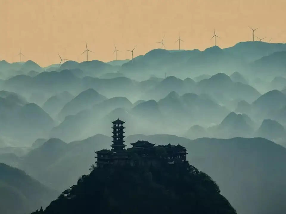 transisi energi China, energi terbarukan China, panel surya China, ladang angin China, energi hijau China, ekspansi energi terbarukan China, transisi energi global, energi bersih China dari udara, kebijakan energi China, investasi energi terbarukan China. Foto: Caliber