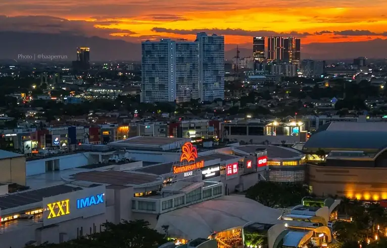 Kawasan Summarecon Bekasi saat senja, menampilkan pusat komersial dan hunian terpadu yang menjadi salah satu kontributor utama penjualan PT Summarecon Agung Tbk (SMRA). Kawasan ini mencerminkan strategi pengembangan township SMRA yang mengandalkan permintaan riil end-user. Foto: IG @baaperrun.