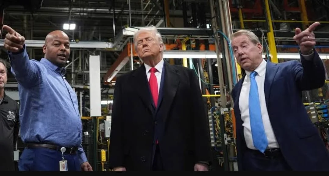 Bersitegang dengan Donald Trump, salah satu karyawan di Pabrik Ford yang berani malah didukung publik. Ia bisa mendapat dana Rp13 miliar lebih. Foto: dok. Ford