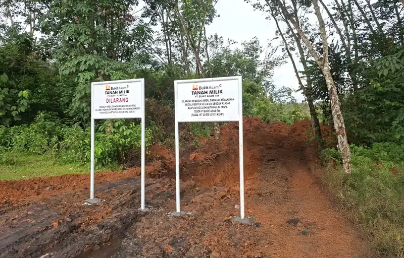 Pemasangan plang untuk mencegah penambang liar. Foto: dok PTBA. 