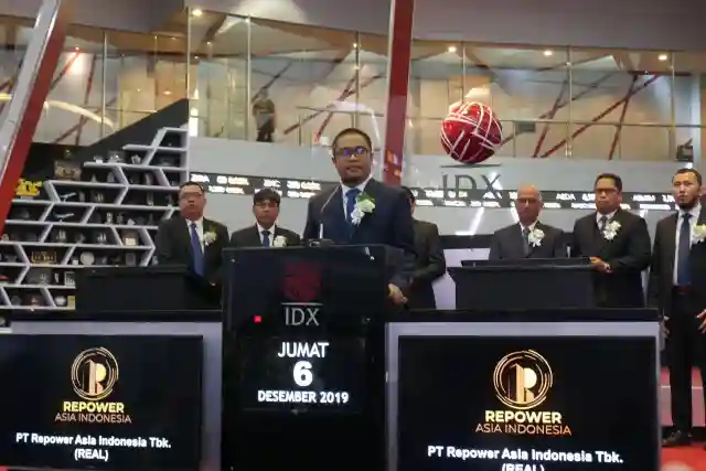 Direksi REAL saat pencatatan perdana saham di BEI. Foto: Dok Repower Asia Indonesia.