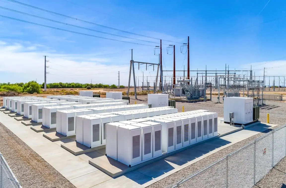 Fasilitas Battery Energy Storage Systems di Clarington, Ontario, Kanada, yang berfungsi menyimpan listrik skala besar untuk menjaga stabilitas jaringan dan mendukung integrasi energi terbarukan. Foto: Dok. Hydromega