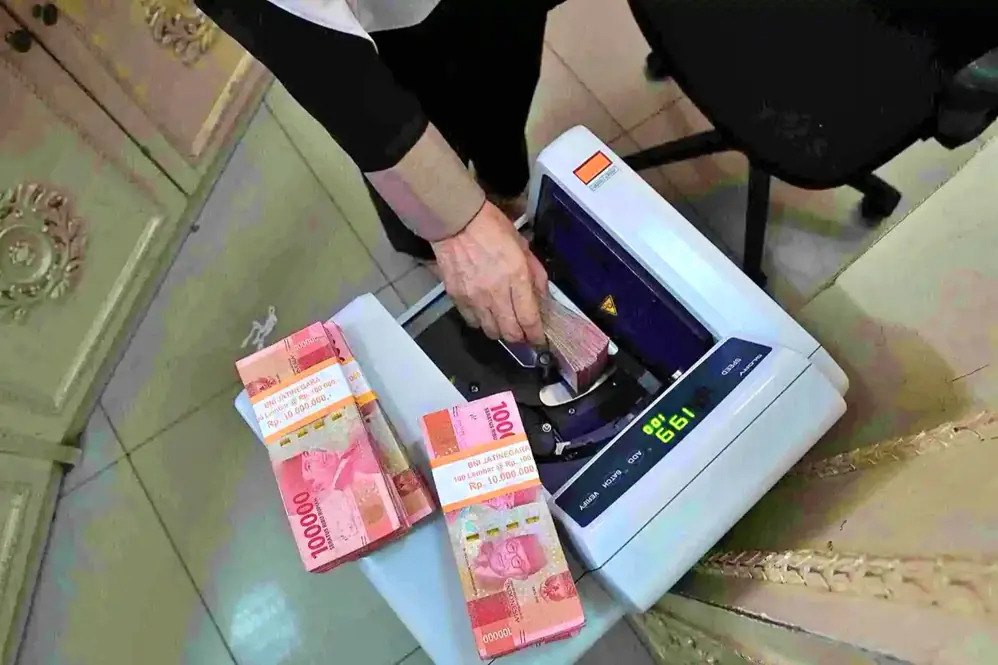 Rupiah menyentuh level terlemah sepanjang sejarah. Investor mencermati defisit APBN dan isu independensi Bank Indonesia jelang RDG BI. Foto: Dok. KabarBursa.com