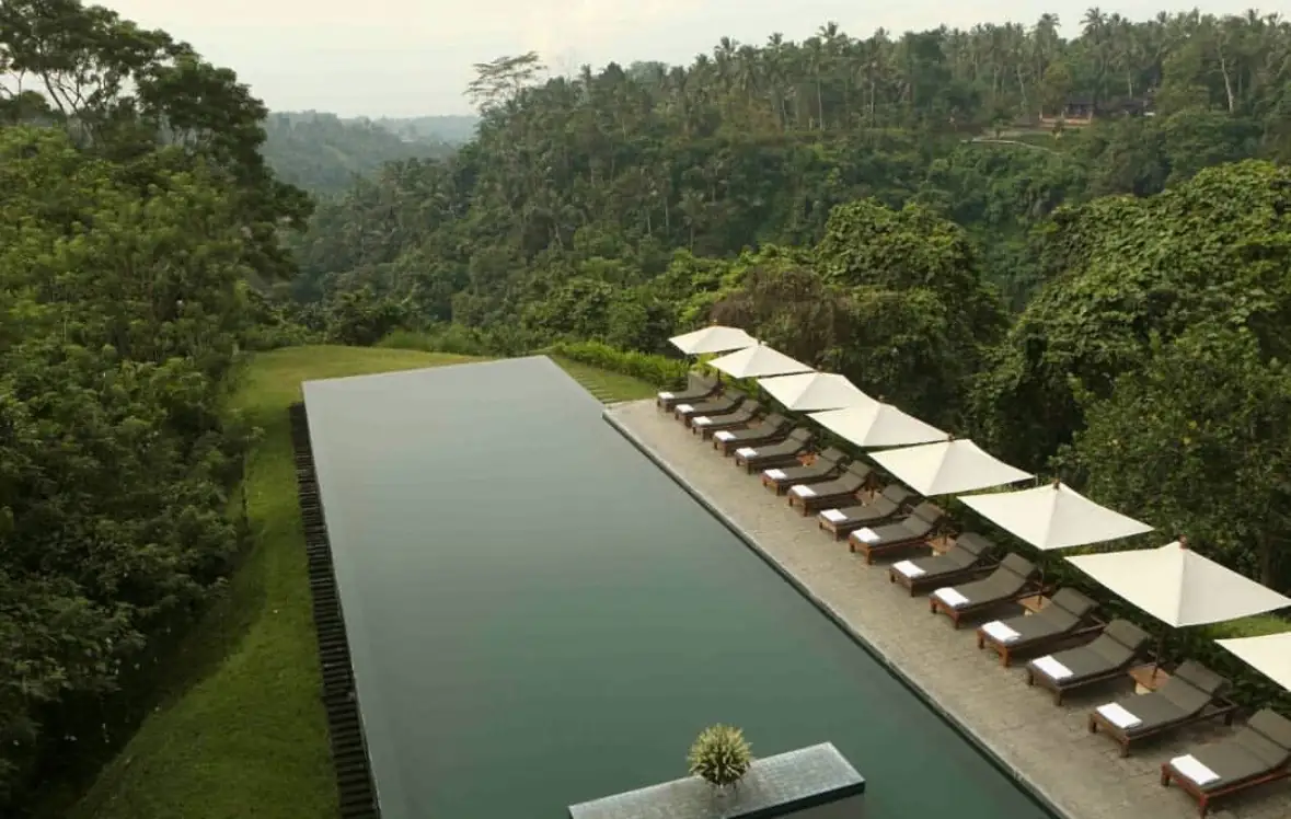 Kolam renang infinity di PT Bukit Uluwatu Villa Tbk melalui properti Alila Ubud, resor yang terletak di tepian lembah Sungai Ayung, Bali. Properti ini menjadi b