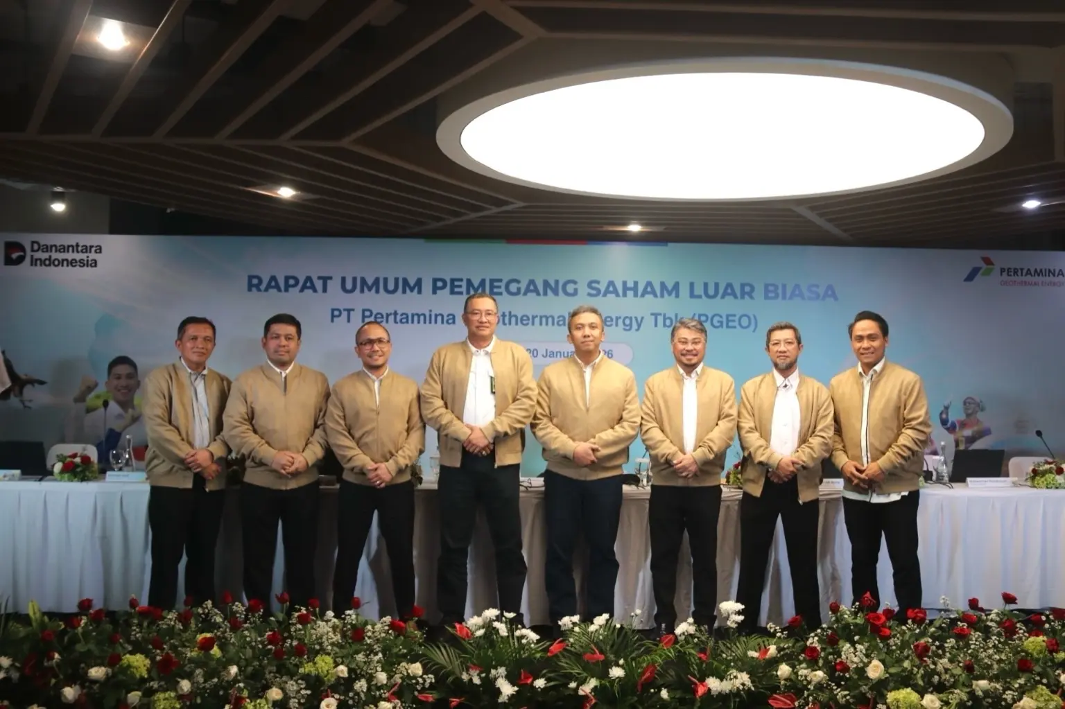 Jajaran Direksi dan Dewan Komisaris PT Pertamina Geothermal Energy Tbk berpose bersama usai Rapat Umum Pemegang Saham Luar Biasa (RUPSLB) di Jakarta, Senin (20/1/2026), yang menetapkan Ahmad Yani sebagai Direktur Utama PGEO. Foto: Dok. PGEO