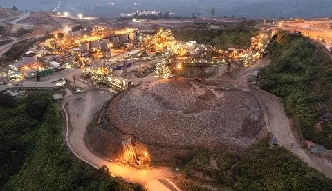 Tambang Emas Martabe di Tapanuli Selatan, Sumatra Utara, beroperasi di lahan seluas 646,08 hektar per Desember 2024. Sejak mulai berproduksi pada Juli 2012, tambang ini secara konsisten mengolah lebih dari 6 juta ton bijih per tahun dengan hasil produksi melampaui 200.000 ounce emas serta 1 hingga 2 juta ounce perak. Foto: Dok. Agincourt Resources.