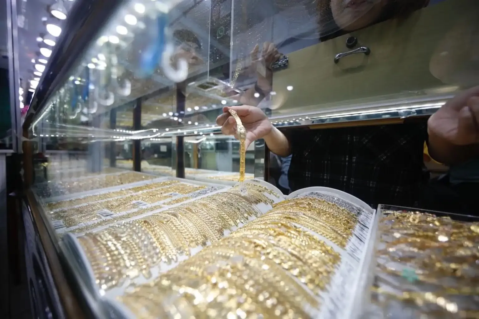 Harga emas dunia tembus rekor mendekati USD4.900 per ons. Geopolitik, krisis utang, dan hilangnya kepercayaan pada mata uang fiat jadi pemicu. Foto: Dok. KabarBursa.com