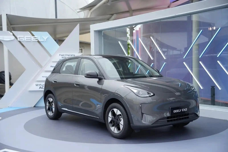 Mobil terlaris China Geely EX2 resmi mengaspal di Indonesia dengan harga Rp229 jutaan. Berikut spesifikasinya. Foto: dok. Geely Auto