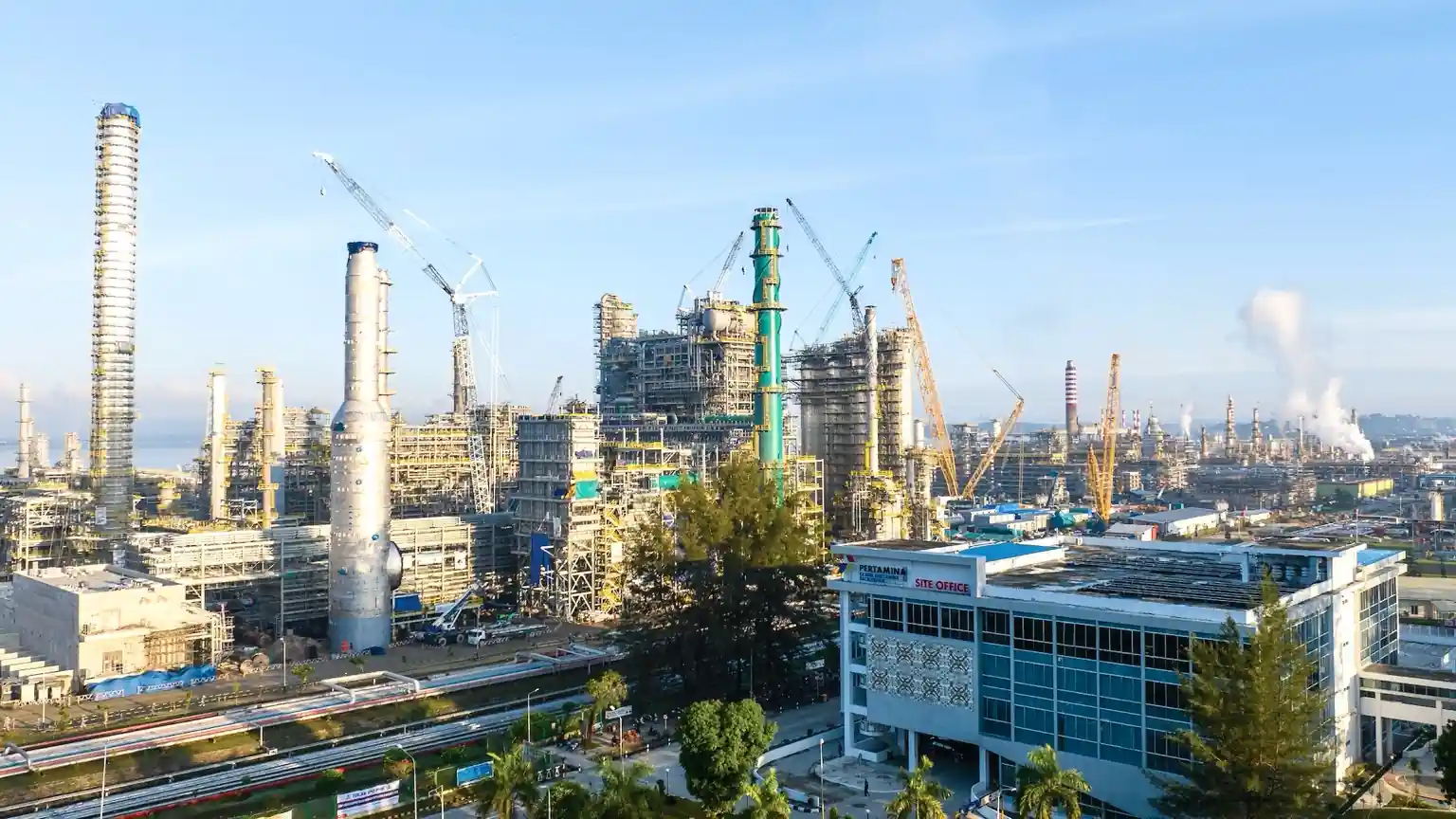 IEA memperkirakan pasar minyak global surplus besar awal 2026. Pasokan melimpah menahan harga meski ketegangan geopolitik meningkat. Foto: Dok. Pertamina