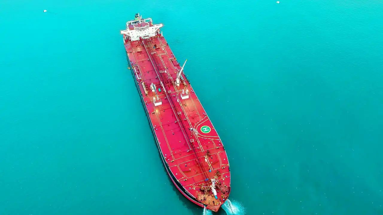 Ilustrasi: Kapal tangker yang tengah berlayar di laut. (Foto: Pexels/Alexander Bobrov)
