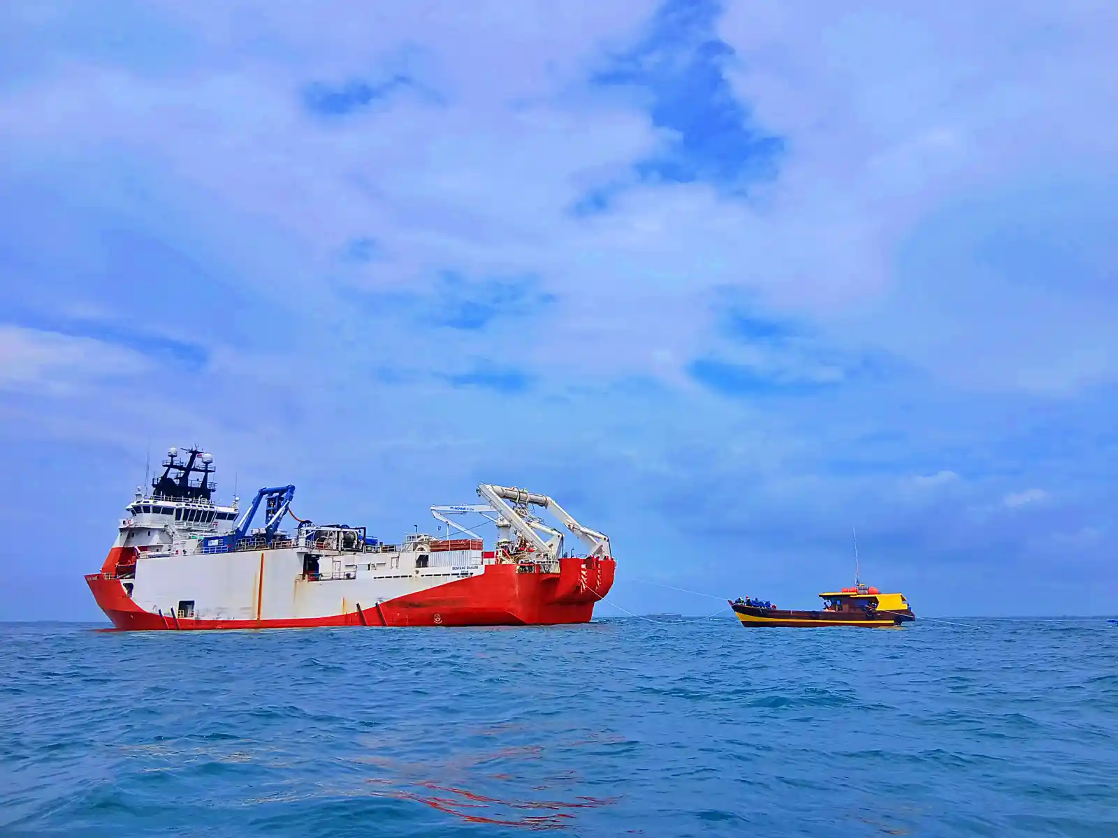 PT Ketrosden Triasmitra Tbk (KETR) pada pekan ketiga Januari 2026 resmi memulai penggelaran Sistem Komunikasi Kabel Laut Jakarta–Batam–Singapura (SKKL Rising 8). (Foto: Dok. Triasmitra)