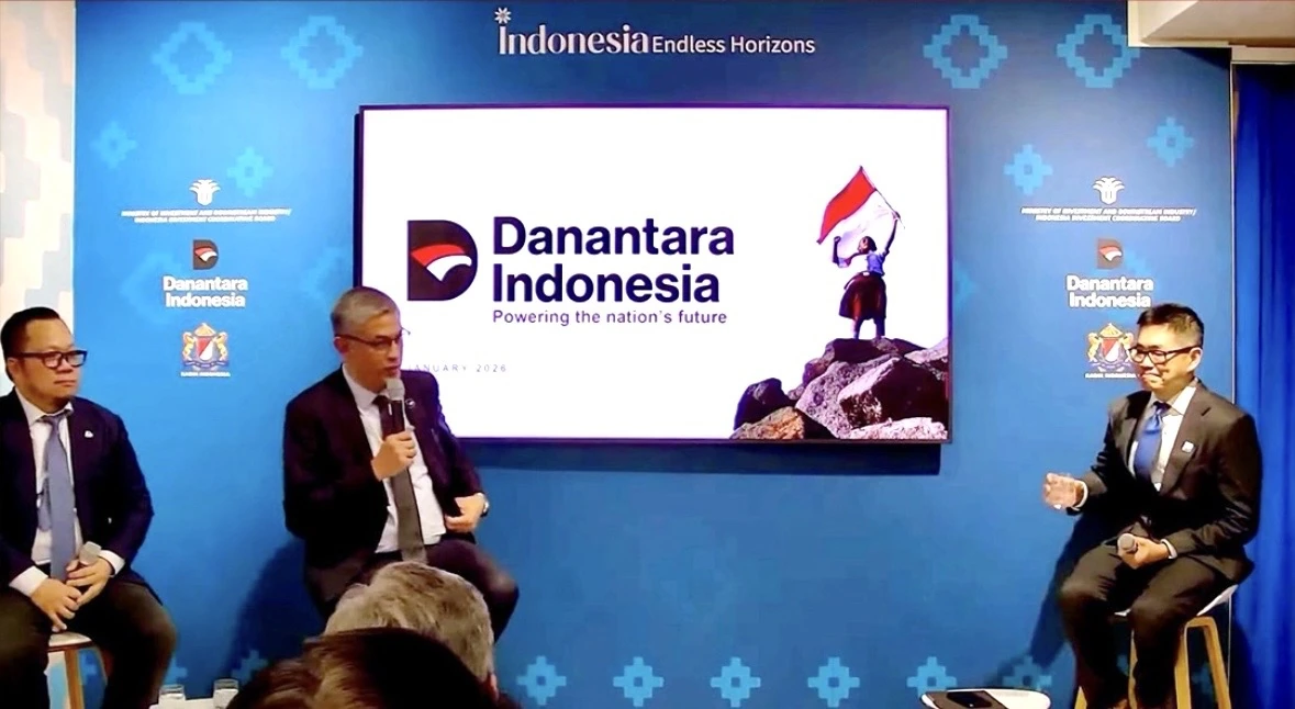 MD Investment Danantara Investment Management Stefanus Ade Hadiwidjaja (tengah) bersama MD Global Relations and Governance Danantara Indonesia Mohamad Al-Arief (kiri) memperkenalkan Danantara Indonesia dalam sesi “Danantara: Powering Indonesia’s Future” di Indonesia Pavilion, Davos, Selasa, 20 Januari 2026. Sesi ini menandai partisipasi perdana sekaligus pengenalan resmi Danantara Indonesia kepada komunitas global. Foto: IG @danantara.indonesia