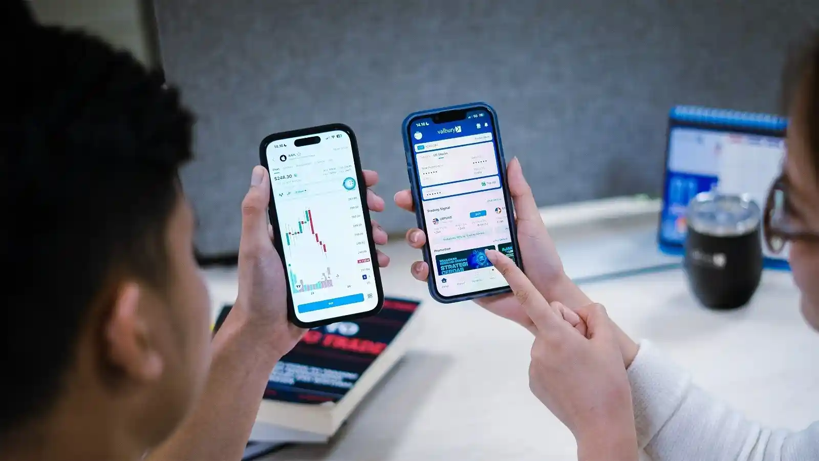 Caption foto : Ilustrasi investor saat melakukan investasi saham global. (Dok. Valbury) 