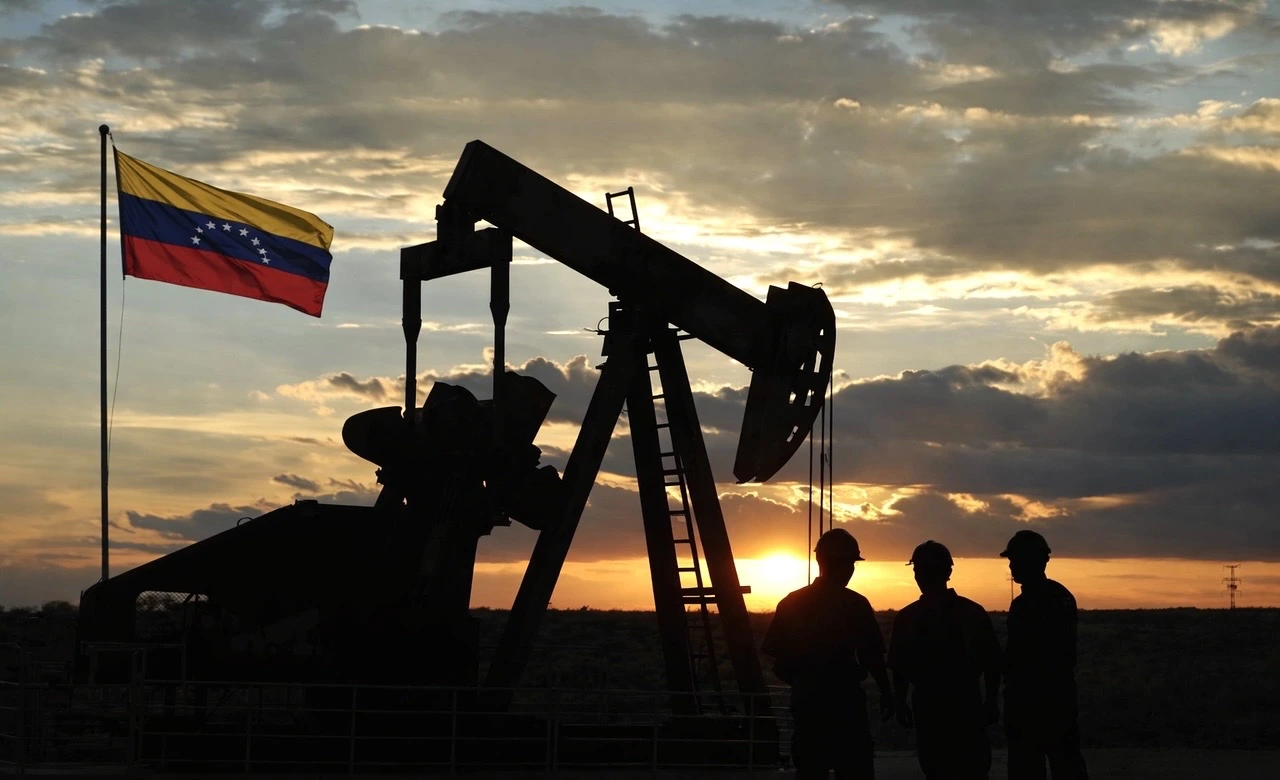 Venezuela bersiap mengekspor kembali minyak mentah dan LPG ke pasar global setelah blokade, lewat kesepakatan pasokan dengan AS. Foto: ambiental.net via Aldia