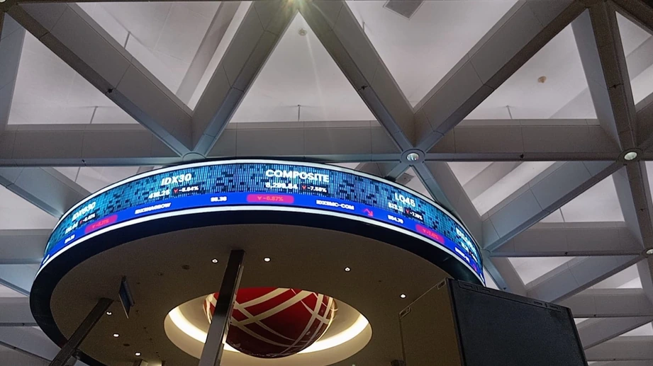 Pasar saham Asia melambat, sementara emas dan minyak melonjak ke level tinggi di tengah pelemahan dolar, geopolitik, dan sikap The Fed. Foto: KabarBursa/Desty Luthfiani