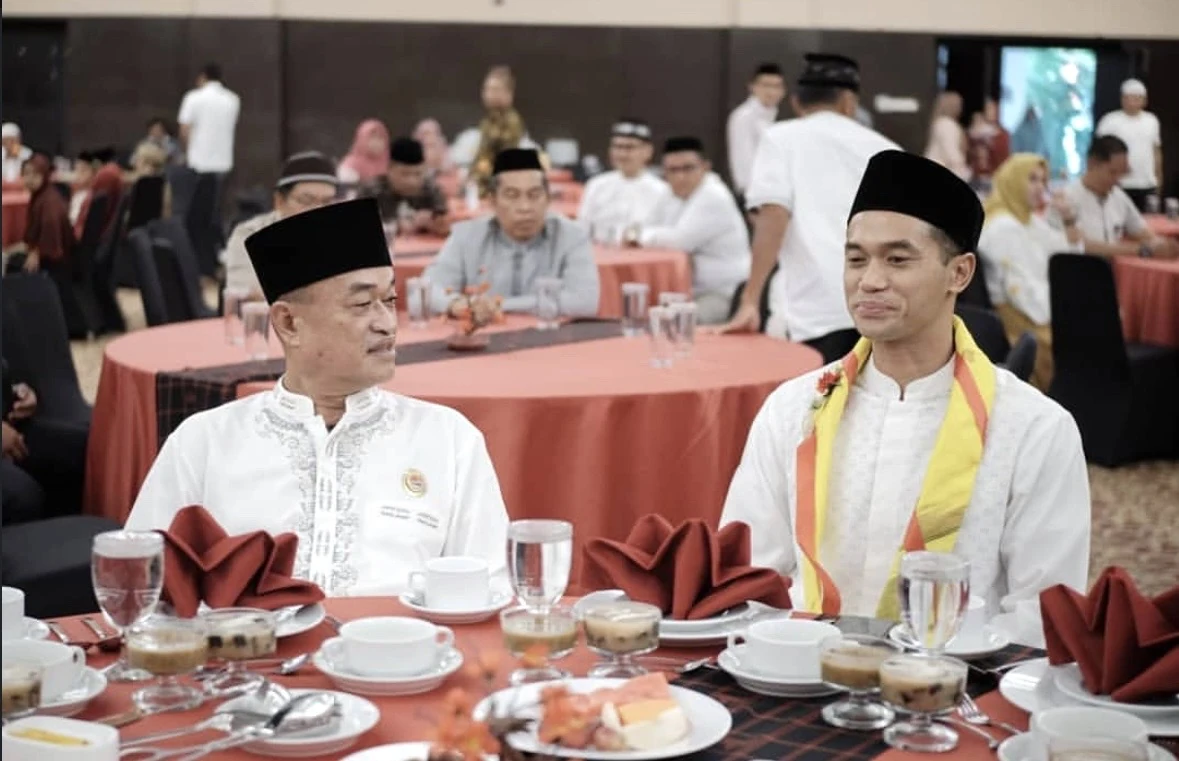 Ketua Kadin Sulawesi Barat, Muh. Taslim Tammauni (kiri), tampak duduk berdampingan dengan Ketua Umum Kadin Indonesia Anindya Novyan Bakrie (kanan), dalam sebuah acara resmi. Foto: IG @taslim.tammauni.