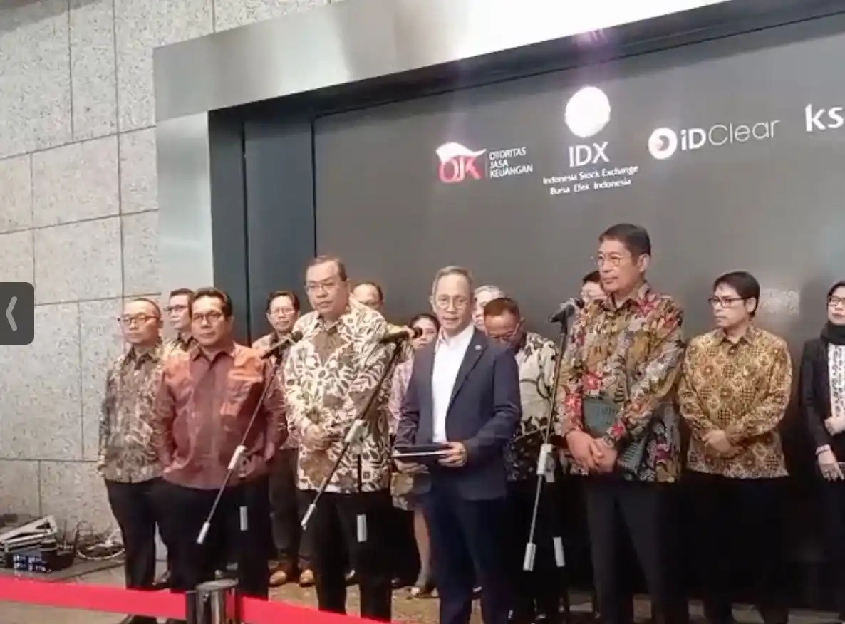 Ketua Dewan Komisioner OJK Mahendra Siregar bersama Direktur Utama BEI Iman Rachman, Kepala Eksekutif Pengawas Pasar Modal OJK Inarno Djajadi, Komisaris Utama KSEI Samsul Hidayat, serta jajaran pimpinan SRO dan regulator pasar modal dalam konferensi pers terkait pasar. Desty Luthfiani/KabarBursa.com