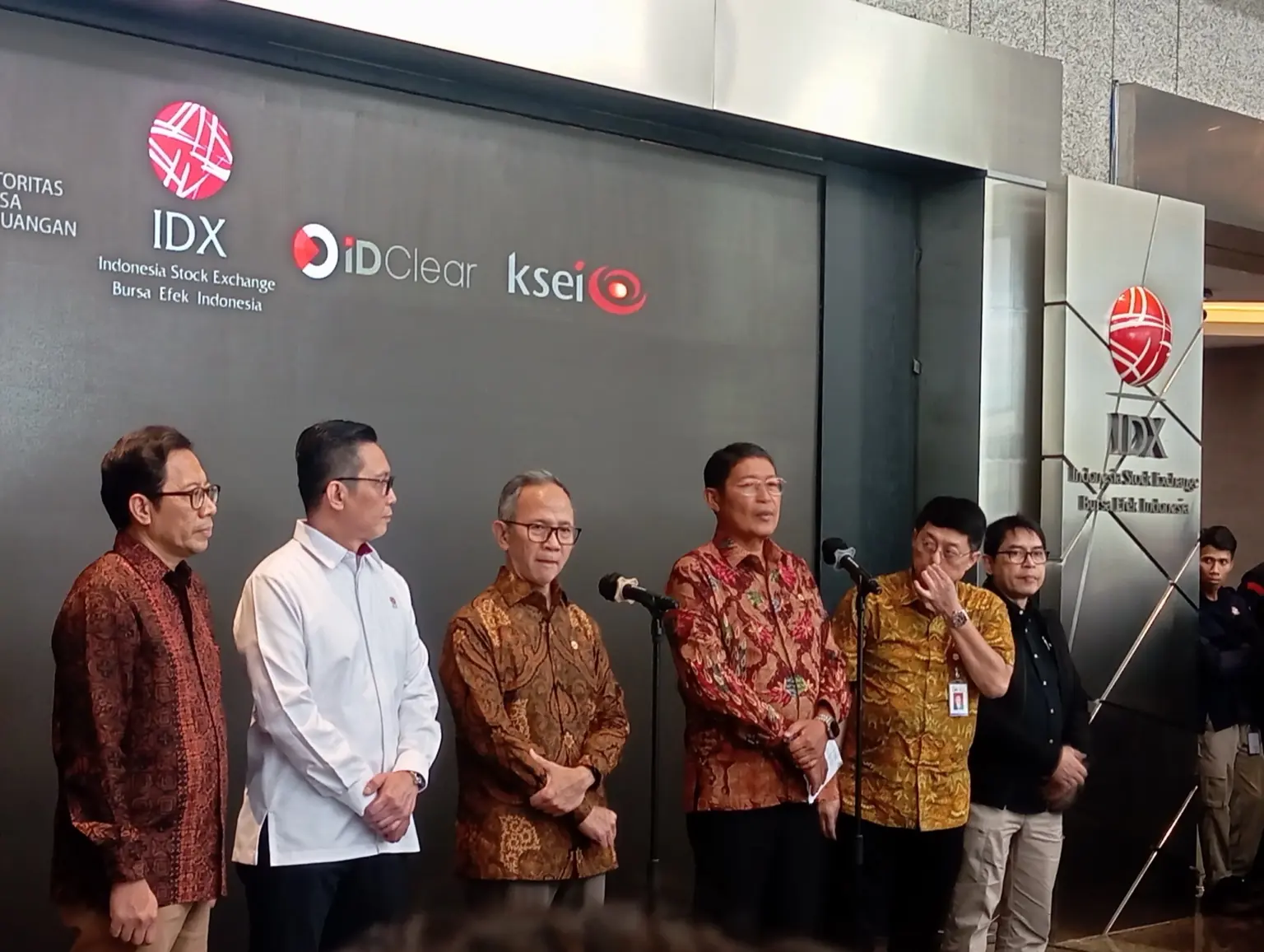 Dari kiri: Direktur Penilaian BEI I Gede Nyoman Yetna, Direktur Pengembangan BEI Jeffrey Hendrik, Ketua Dewan Komisioner OJK Mahendra Siregar, Anggota Dewan Komisioner OJK Inarno Djajadi dan jajaran OJK lain di Gedung BEI, Jakarta, Jumat, 30 Januari 2026. Desty Luthfiani/KabarBursa.com
