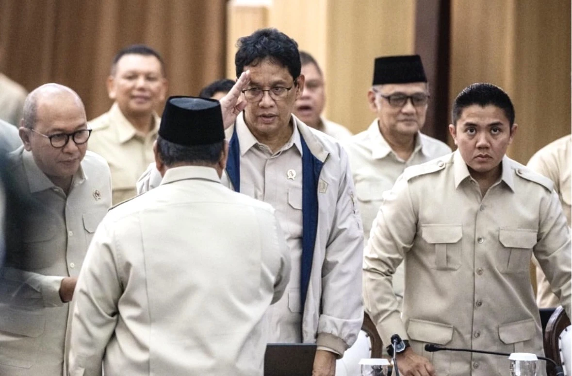 Menteri Keuangan Purbaya Yudhi Sadewa memberi hormat saat menghadiri rapat bersama Presiden Prabowo Subianto dan jajaran menteri Kabinet Merah Putih di Jakarta. Foto: Instagram @menkeuri.