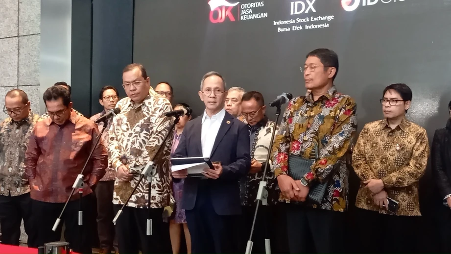 Jajaran pimpinan pasar modal yang mengundurkan diri. Dari kiri ke kanan tampak Direktur Utama BEI Iman Rachman, Ketua Dewan Komisioner OJK Mahendra Siregar, dan