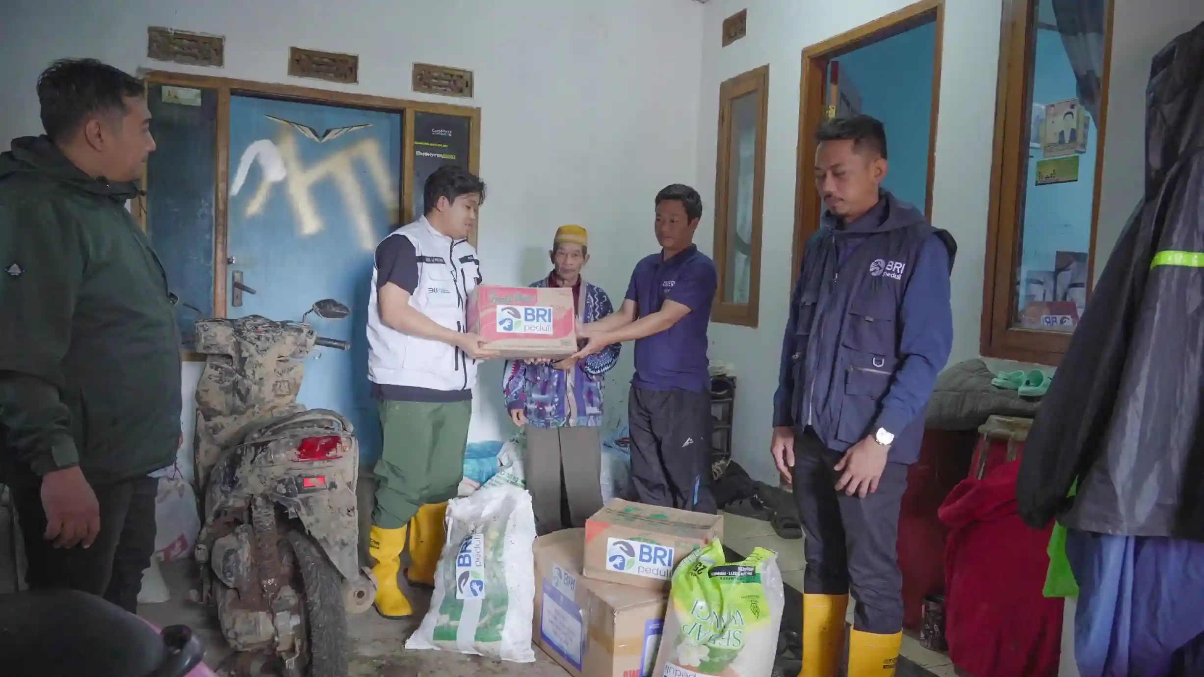 Bank BRI melalui program BRI Peduli cepat tanggap salurkan beragam bantuan kepada masyarakat terdampak bencana banjir dan longsor di Cisarua, Bandung, Jawa Barat. Foto: dok. BRI