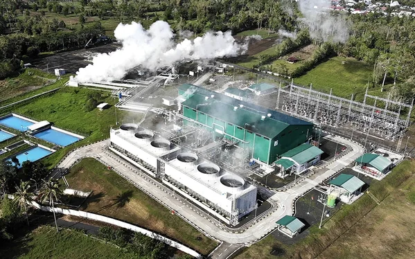 Fasilitas pembangkit listrik tenaga panas bumi milik Pertamina Geothermal Energy tampak beroperasi di kawasan hijau dengan semburan uap sebagai bagian dari proses produksi energi terbarukan. Panas bumi menjadi salah satu andalan Indonesia untuk memperkuat bauran energi bersih dan menopang kebutuhan listrik sektor industri serta data center. Foto: Dok. Pertamina.