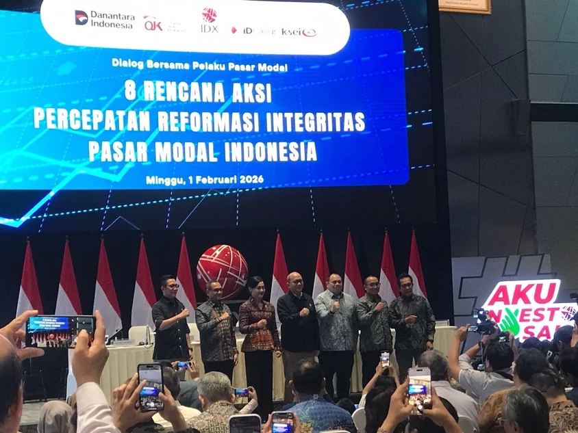 Dari kiri: Direktur Pengembangan Bursa Efek Indonesia Jeffry Hendrik, Anggota Dewan Komisioner Pengganti Kepala Eksekutif Pengawas Pasar Modal, Keuangan Derivatif dan Bursa Karbon Hasan Fawzi; Anggota Dewan Komisioner Pengganti Ketua dan Wakil Ketua Dewan Komisioner OJK Friderica Widyasari Dewi, CEO Danantara Rosan Roeslani, Chief Investment Officer (CIO) Danantara Pandu Sjahrir, Direktur Utama KPEI, Iding Pardi dan Direktur Utama KSEI Samsul Hidayat saat melakukan dialog bersama pelaku pasar mo