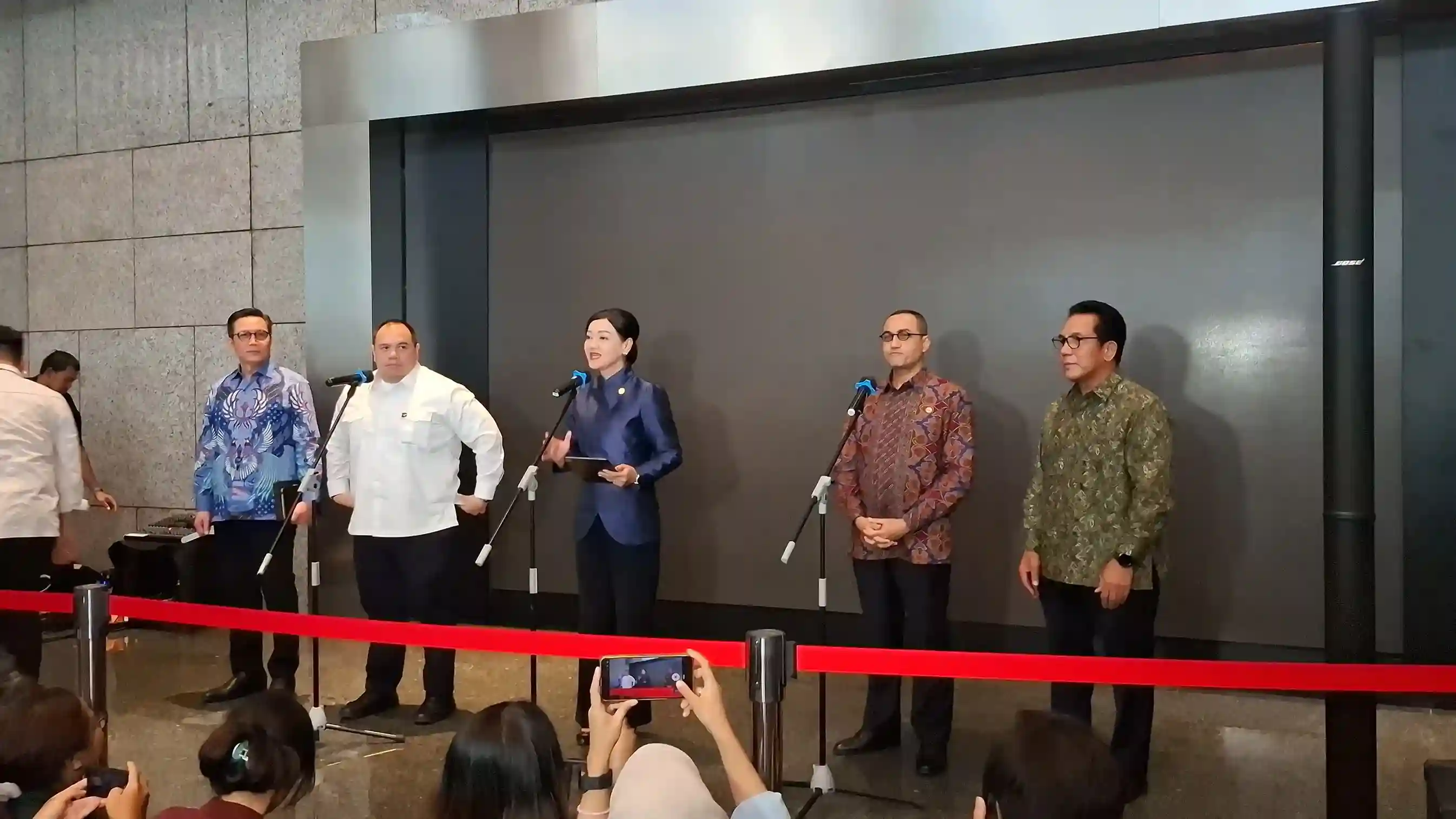 Dari kiri: Direktur Pengembangan Bursa Efek Indonesia Jeffrey Hendrik,Chief Investment Officer Danantara Pandu Sjahrir, Pejabat sementara (Pjs) Anggota Dewan Komisioner Pengganti Ketua dan Wakil Ketua Dewan Komisioner OJK, Frederica Widyasari Dewi, Anggota Dewan Komisioner Pengganti Kepala Eksekutif Pengawas Pasar Modal, Keuangan Derivatif dan Bursa Karbon, Hasan Fawzi dan Direktur Utama KSEi Samsul Hidayat di Main Hall BEI, Jakarta, Senin, 2 Februari 2026 (Foto: Desty/Kabarbursa.com) 