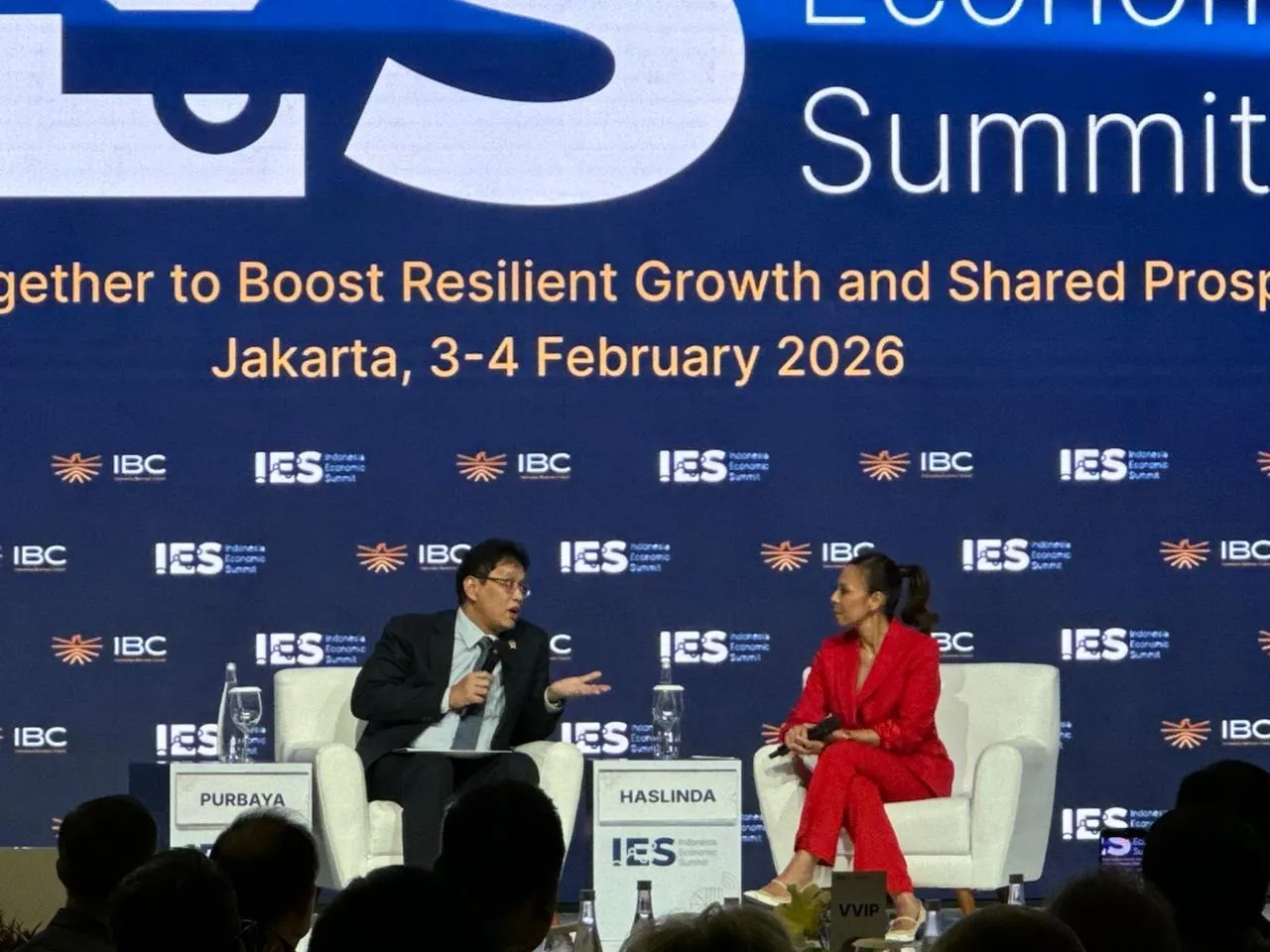 Menteri Keuangan Purbaya Yudhi Sadewa (kiri) berbincang dengan jurnalis Bloomberg TV Haslinda Amin dalam sesi wawancara khusus Indonesia Economic Summit (IES) 2026 di Hotel Shangri-La, Jakarta, Selasa, 3 Februari 2026. Dalam kesempatan tersebut, Purbaya menyampaikan pandangannya mengenai kondisi pasar modal Indonesia dan arah kebijakan ekonomi nasional. Foto: Alpin Pulungan/KabarBursa.