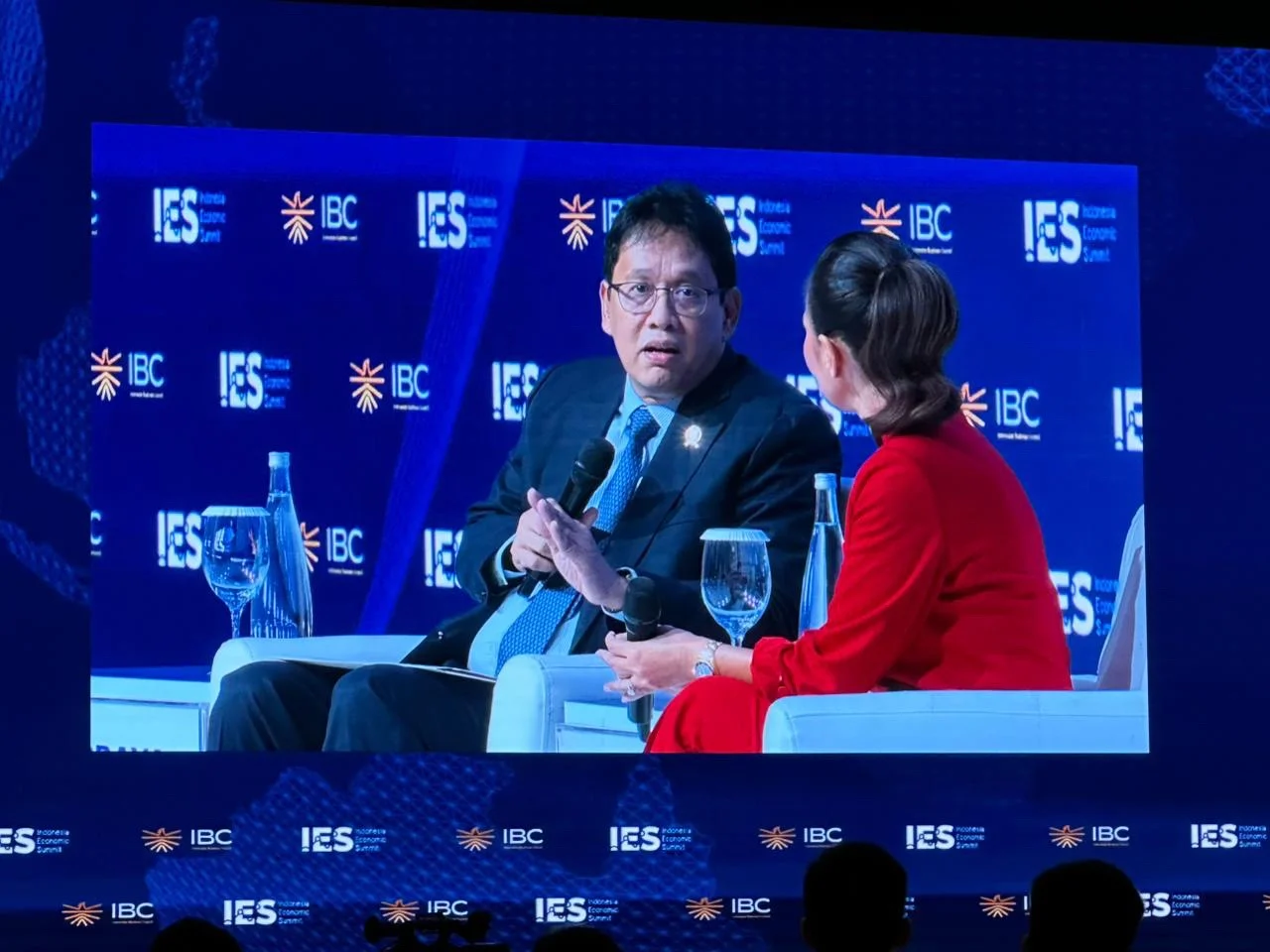 Menteri Keuangan Purbaya Yudhi Sadewa (kiri) berbincang dengan jurnalis Bloomberg TV Haslinda Amin dalam sesi wawancara khusus Indonesia Economic Summit (IES) 2026 di Hotel Shangri-La, Jakarta, Selasa, 3 Februari 2026. Dalam kesempatan tersebut, Purbaya menyampaikan pandangannya mengenai kondisi pasar modal Indonesia dan arah kebijakan ekonomi nasional. Foto: Alpin Pulungan/KabarBursa.