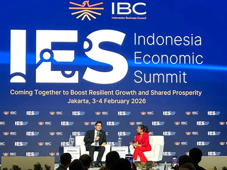 Menteri Keuangan Purbaya Yudhi Sadewa (kiri) berbincang dengan jurnalis Bloomberg TV Haslinda Amin dalam sesi wawancara khusus Indonesia Economic Summit (IES) 2026 di Hotel Shangri-La, Jakarta, Selasa, 3 Februari 2026. Dalam kesempatan tersebut, Purbaya menyampaikan pandangannya mengenai kondisi pasar modal Indonesia dan arah kebijakan ekonomi nasional. Foto: Alpin Pulungan/KabarBursa.