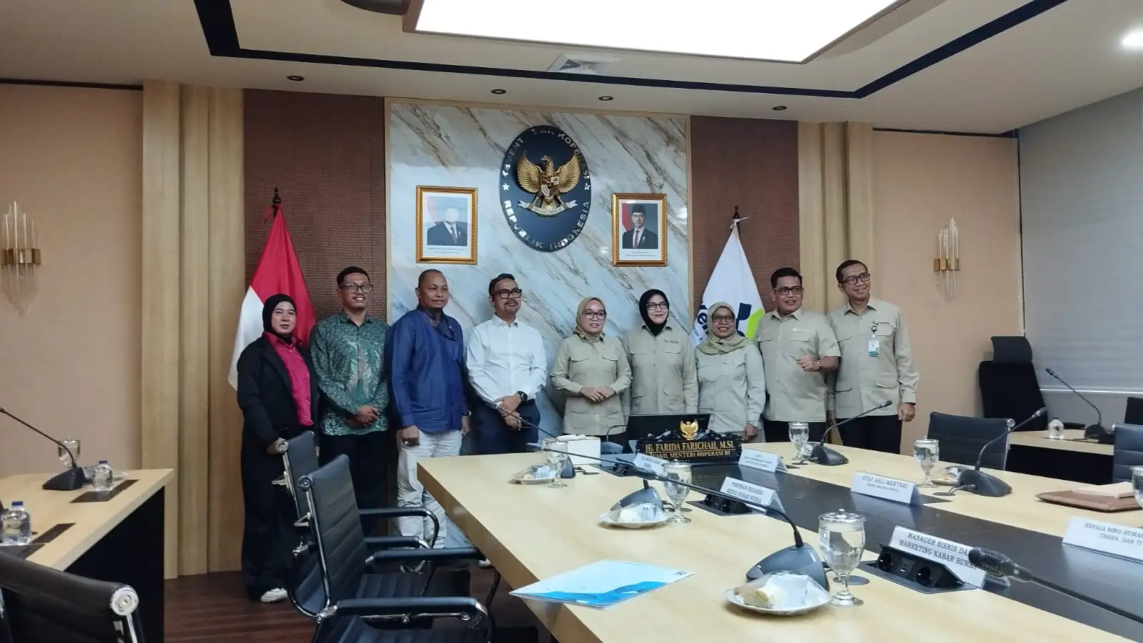 CEO Kabar Grup Indonesia (KGI) (tengah) bersama Wakil Menteri Koperasi Farida Farichah, saat berkunjung ke Kementerian Koperasi di Jakarta, Selasa, 3 Februari 2026. Foto: Harun Rasyid/KabarBursa.