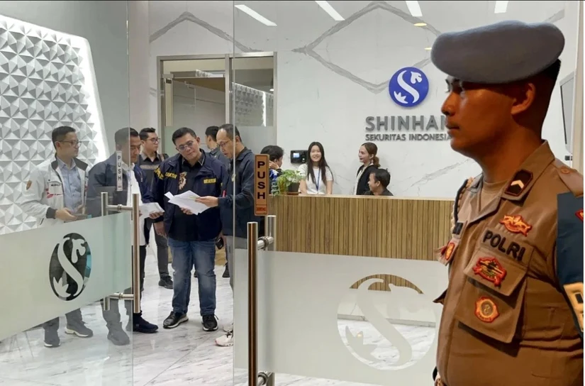 Direktorat Tindak Pidana Ekonomi Khusus (Dittipideksus) Bareskrim Polri menggeledah kantor PT Shinhan Sekuritas Indonesia di sebuah gedung perkantoran di kawasan Jakarta Selatan, Selasa, 3 Februari 2026. Foto: Dok. Dittipideksus Bareskrim Polri.