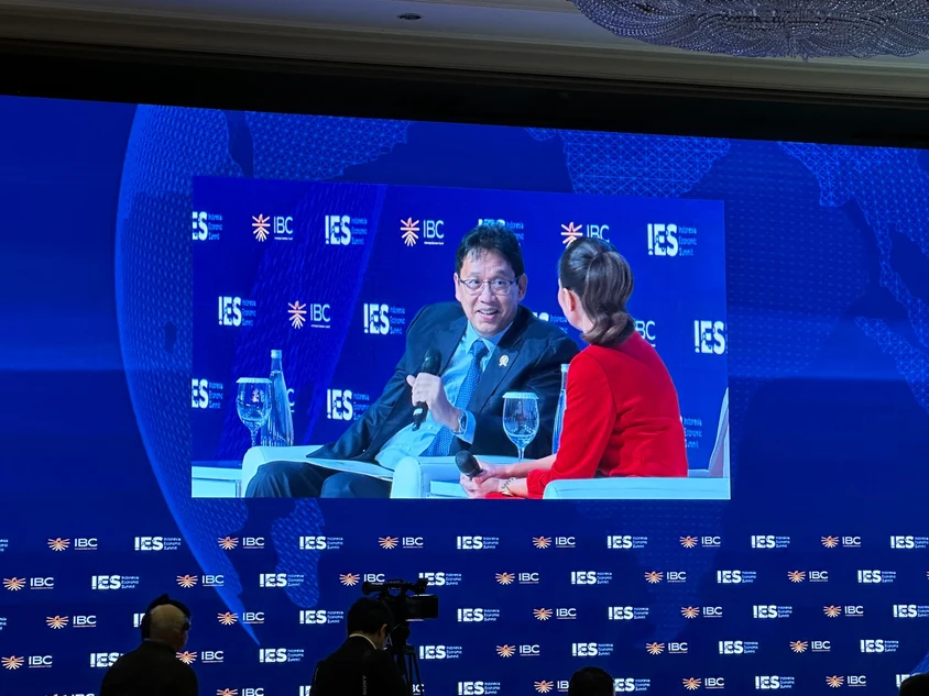 Menteri Keuangan Purbaya Yudhi Sadewa (kiri) berbincang dengan jurnalis Bloomberg TV Haslinda Amin dalam sesi wawancara khusus Indonesia Economic Summit (IES) 2026 di Hotel Shangri-La, Jakarta, Selasa, 3 Februari 2026. Dalam kesempatan tersebut, Purbaya menyampaikan pandangannya mengenai kondisi pasar modal Indonesia dan arah kebijakan ekonomi nasional. Foto: Alpin Pulungan/KabarBursa.
