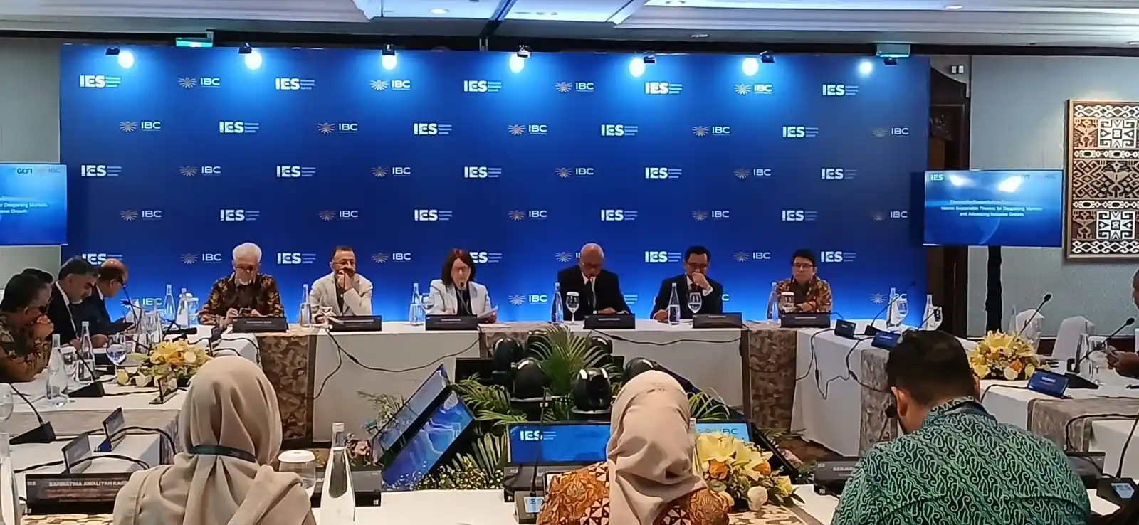 Sesi acara di Indonesia Economic Summit (IES) 2026 yang dihadiri OJK, BI, dan BEI (foto: Kabarbursa/Hutama Prayoga) 