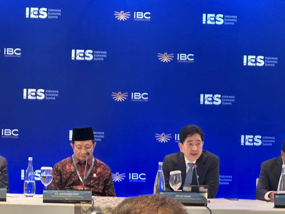 Ketua Dewan Pembina Indonesian Business Council (IBC) Arsjad Rasjid (kanan) bersama Menteri Agama Nasaruddin Umar (kiri) dalam sesi Multilateral Business Roundtable B57+ pada Indonesia Economic Summit (IES) 2026 di Jakarta, Rabu, 4 Februari 2026. Foto: Alpin Pulungan/KabarBursa.