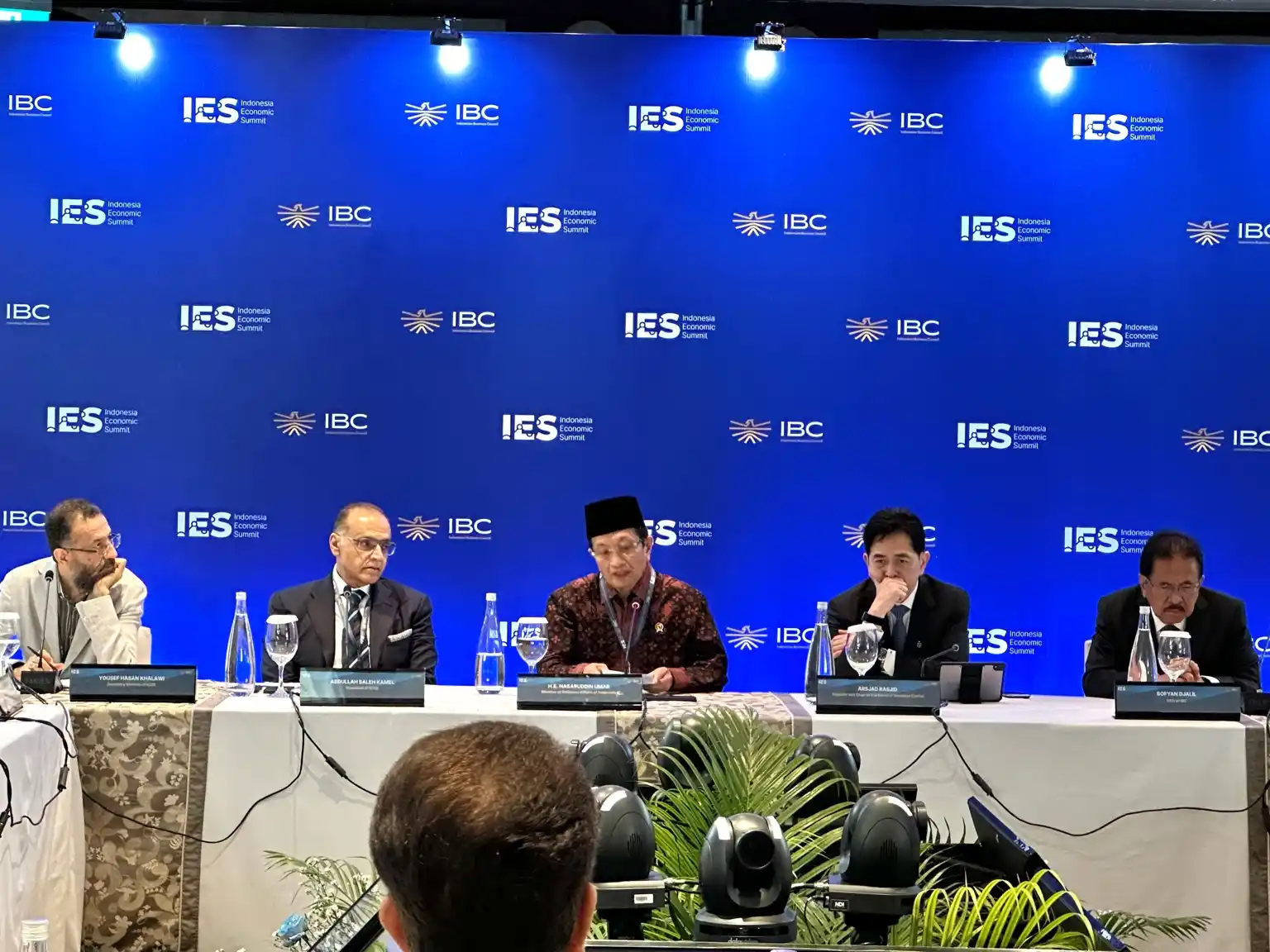 Menteri Agama Nasaruddin Umar (tengah) berbicara dalam sesi Multilateral Business Roundtable B57+ pada Indonesia Economic Summit (IES) 2026 di Jakarta, Rabu, 4 Februari 2026. Foto: Alpin Pulungan/KabarBursa.