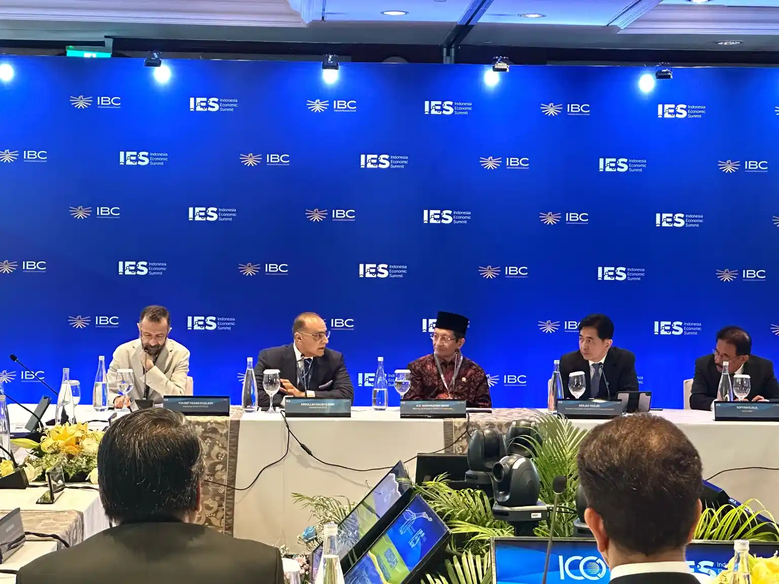 Dari kiri: Sekretaris Jenderal Islamic Chamber of Commerce and Development (ICCD) Yousef Hassan Khalawi (kiri), bersama Chairman ICCD Abdullah Saleh Kamel, Menteri Agama Nasaruddin Umar, Ketua Dewan Pengawas Indonesian Business Council Arsjad Rasjid, dan CEO Indonesian Business Council Sofyan Djalil dalam sesi Multilateral Business Roundtable B57+ pada Indonesia Economic Summit (IES) 2026 di Jakarta, Rabu, 4 Februari 2026. Foto: Alpin Pulungan/KabarBursa.
